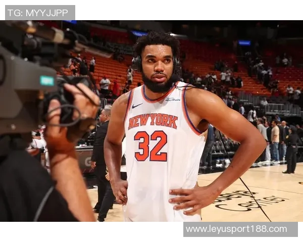 身材高挑的里斯身穿尼克斯配色大衣观战NBA绯闻男友小卡特为魔术出战